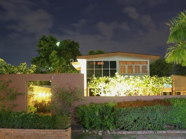 Baan 5/9 exterior at night