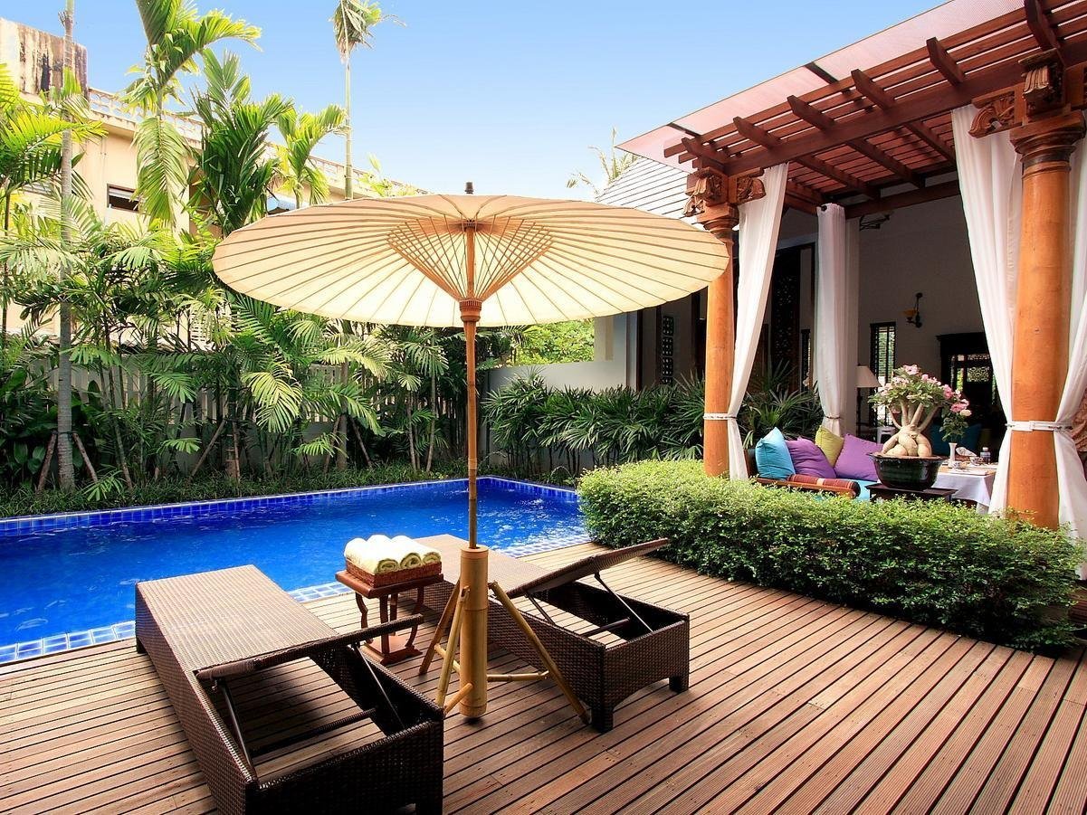 Swimming pool and shaded courtyard at Baan Klang Wiang Hotel