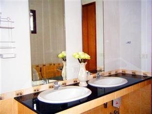 Bathroom counter with two washbasins and a large mirror at Baan Nakaow Guest House