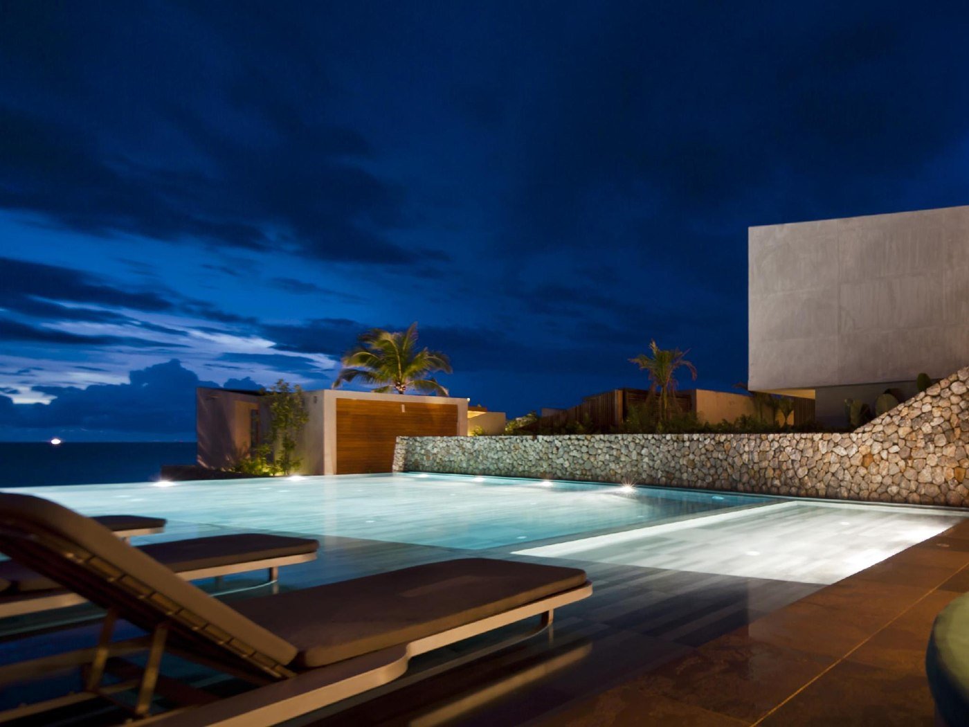 Casa de La Flora pool and loungers at dusk