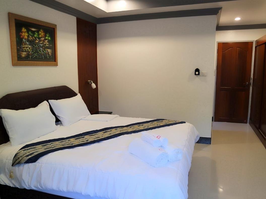 Double-bed room at Cha Am Lodge