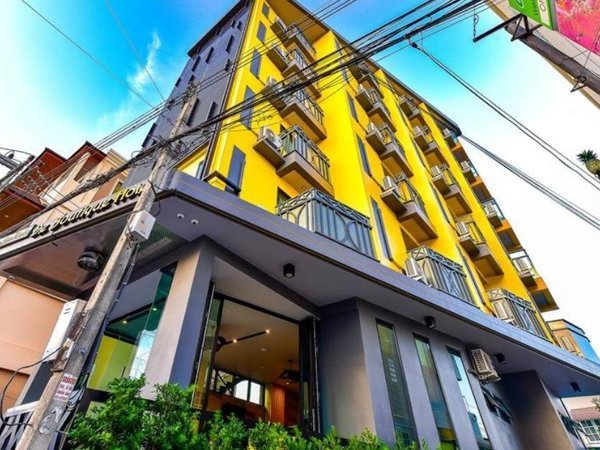 Yellow facade and entrance at De Boutique Hotel