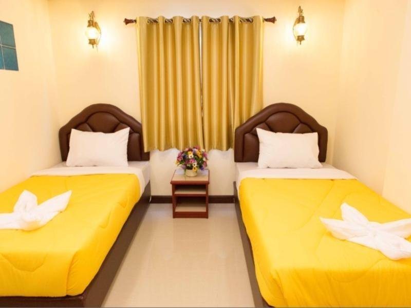 Twin-bed room at Honey House 3