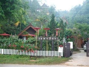 Khemapira Beds & Breakfast entrance among trees