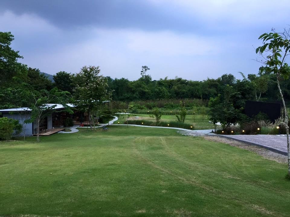 Lawns and garden at Loft Berry Resort