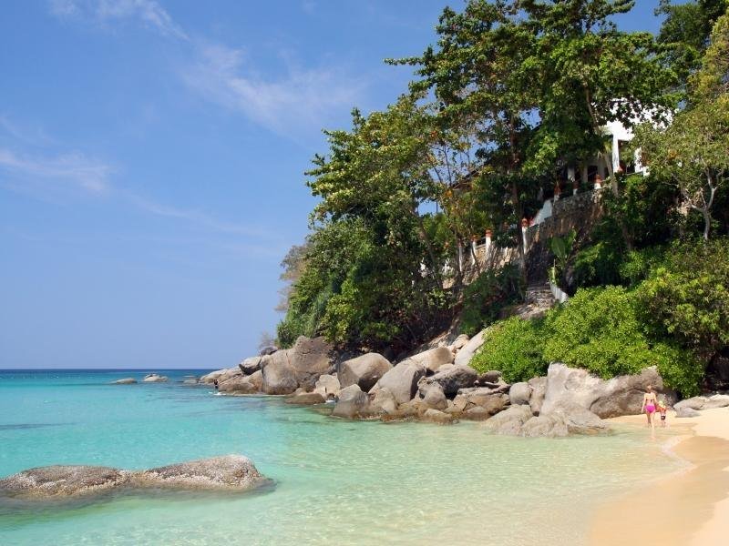 Coastal cove in a Mom Tri’s Villa Royale listing photograph