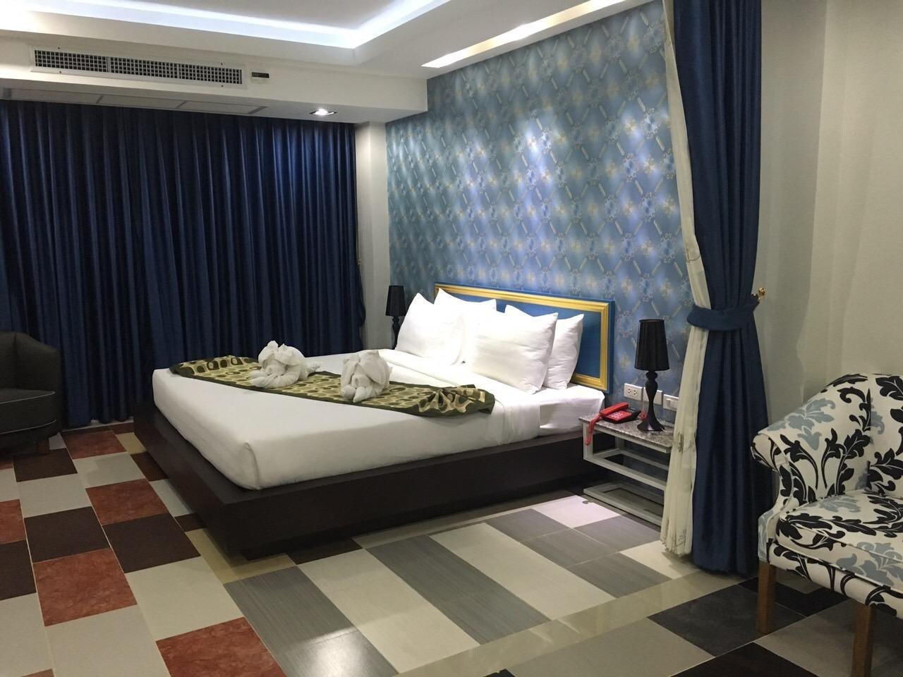 Studio bedroom with seating at Pratunam Casa