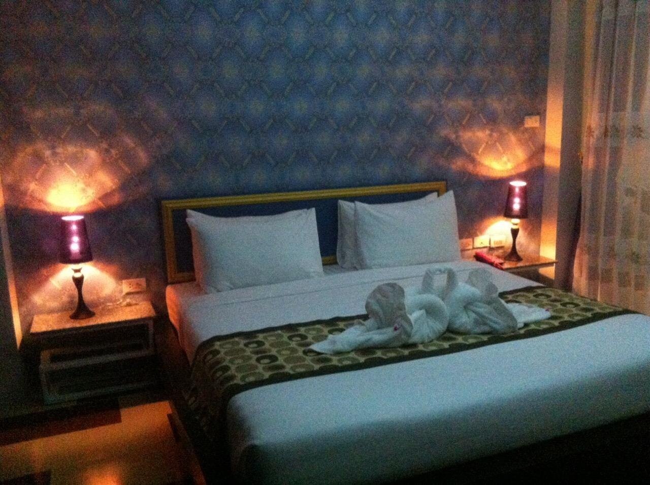 Double bedroom with bedside lamps at Pratunam Casa