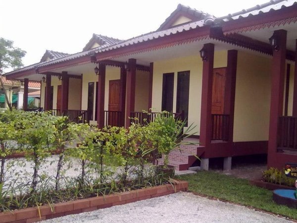 Bungalow row at Sangaroon Resort