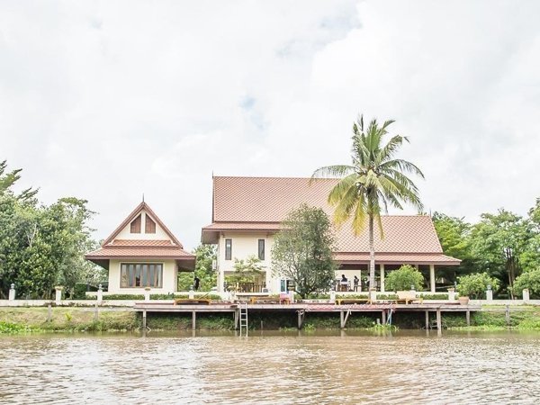 Tharnrarin Villa buildings beside the river