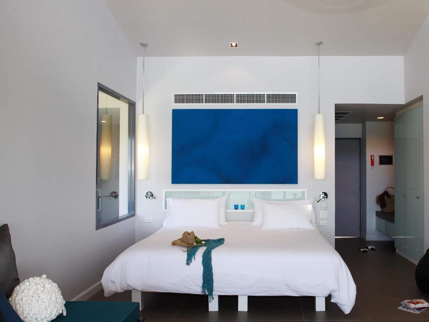 Double bedroom with a large blue picture above the bed at The Houben