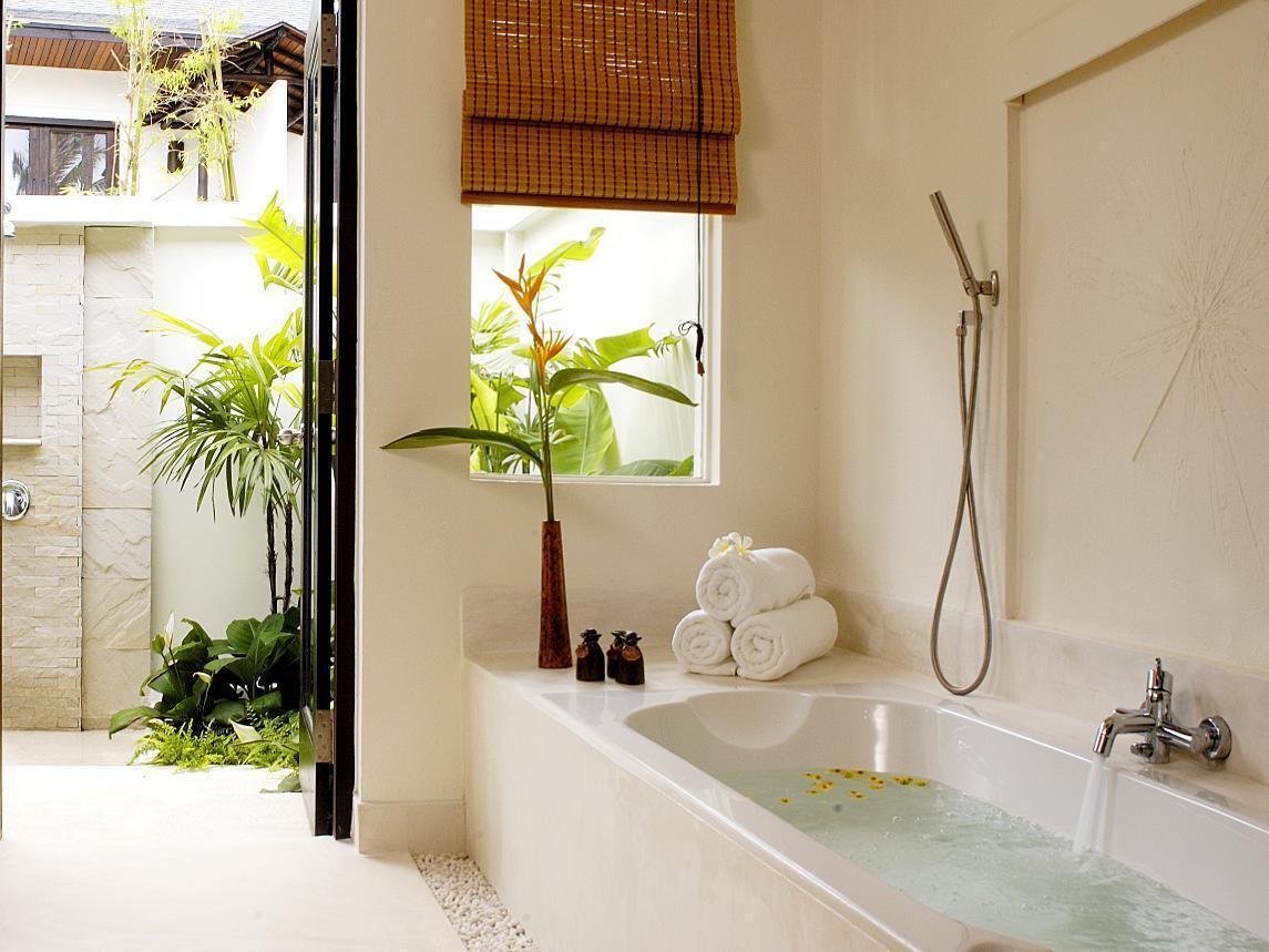 Bathtub and outdoor shower area at The Racha